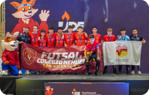 "¡Punto para el equipo! Celebrando el esfuerzo."